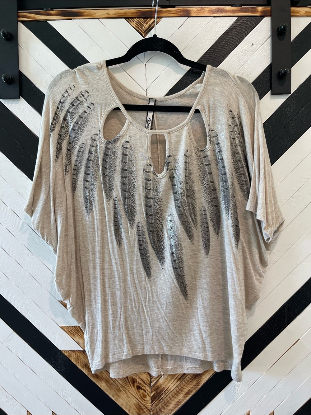 Women's Taupe Feather-Print Cutout Short Sleeve Top